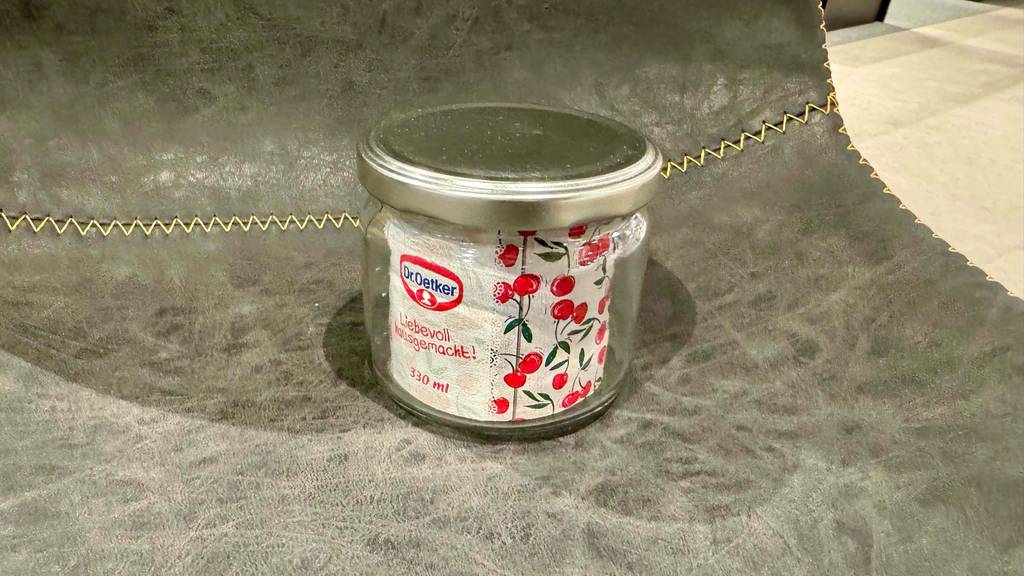 Das getestete Einmachglas von Dr.-Oetker steht auf einem Lederset.
