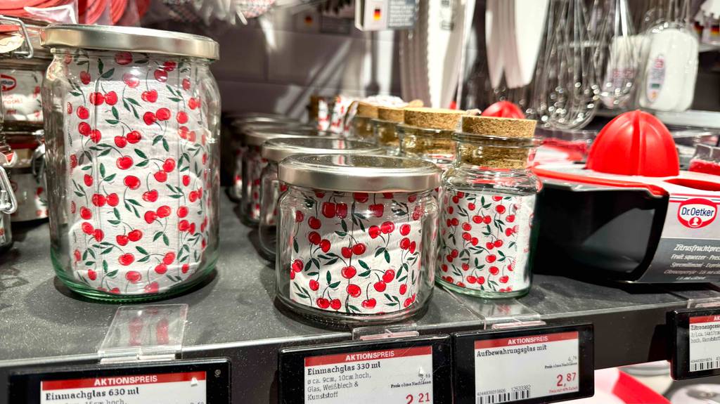 Einmachgläser-Test: Die Dr.-Oetker-Gläser stehen in unterschiedlichen Größen nebeneinander auf einem Verkaufsregal.
