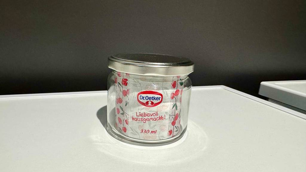 Einmachgläser-Test: Das Dr.-Oetker-Glas mit Schraubverschluss steht auf einer weißen Oberfläche.