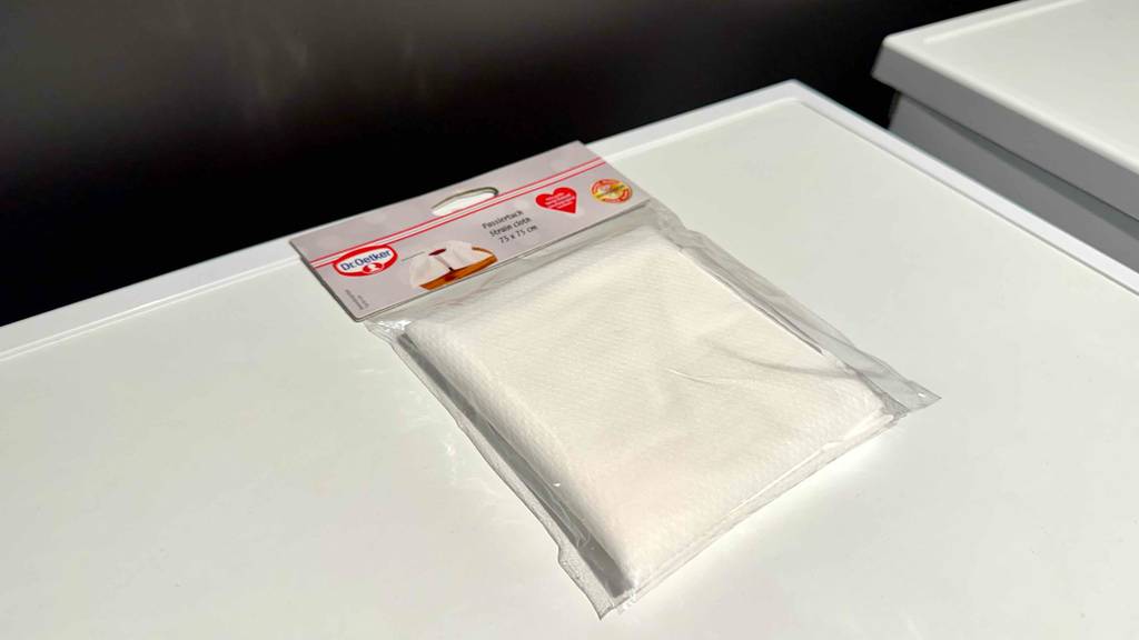 Getestet: Ein verpacktes Passiertuch liegt auf einer weißen Fläche.