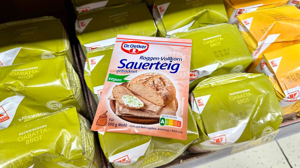 Sauerteig-Test: Eine Packung liegt auf mehreren Backmischungen.