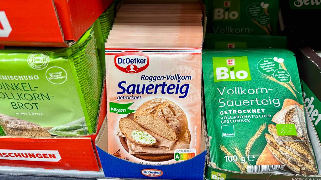 Im Test: Mehrere Packungen Sauerteig stehen hintereinander zwischen anderen Produkten.