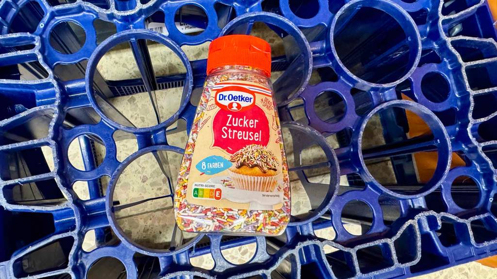 Ein Glas Streusel liegt zum testen auf einer umgedrehten Getränkekiste.