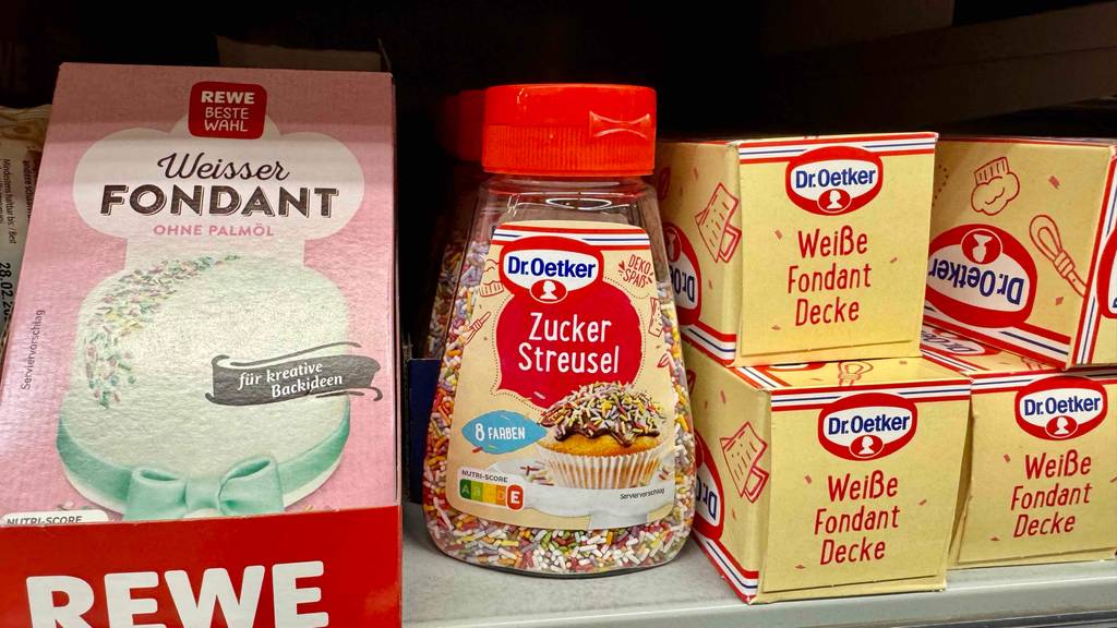 Streusel im Test: Mehrere Gläser stehen zwischen anderen Produkten.