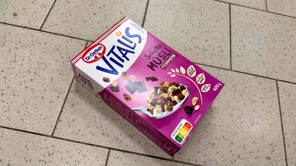 Dr. Oetker Vitalis-Müsli im Test befindet sich in einer 600-g-Packung auf dem Boden.
