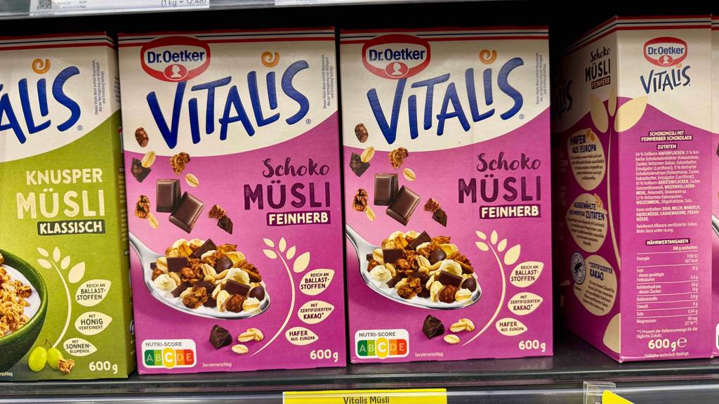 Mehrere 600-g-Packungen mit getestetem Vitalis-Müsli der Marke Dr. Oetker stehen nebeneinander in einem Regal mit weiteren Müsli-Sorten.
