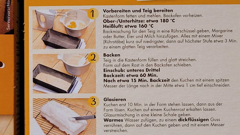 Auf der Rückseite der Verpackung einer getesteten Kuchen-Backmischung ist die bebilderte Zubereitungsanleitung.
