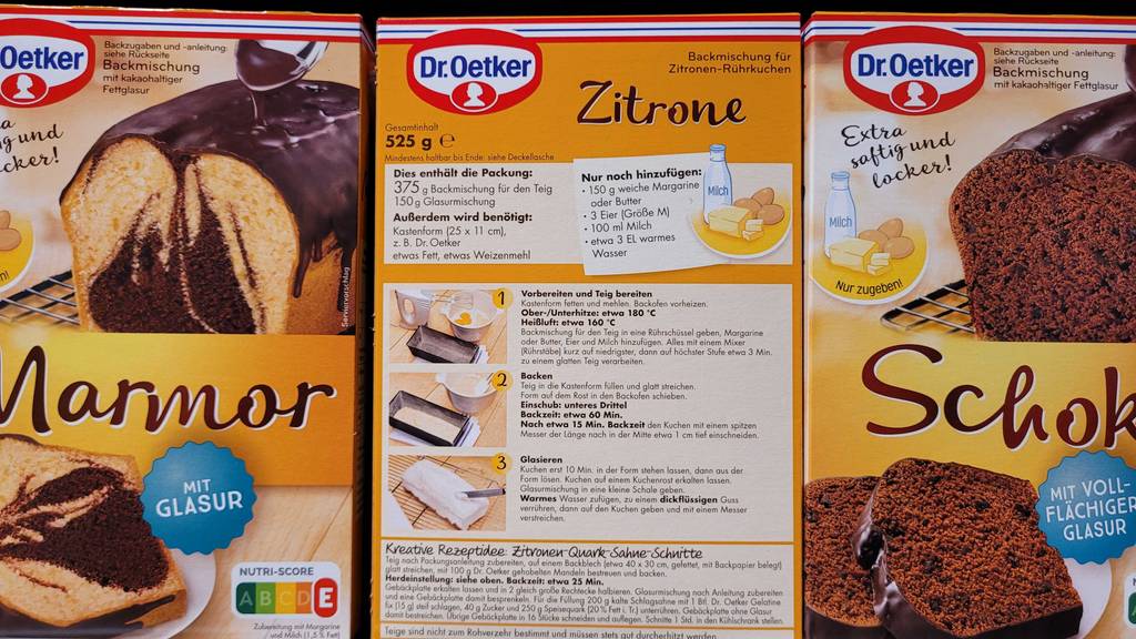 Im Test: Eine Packung Kuchen-Backmischung steht mit der Rückseite nach vorn zwischen anderen Packungen.