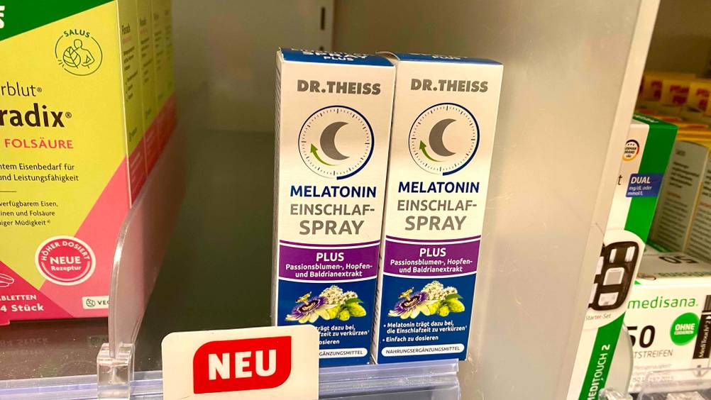 Melatonin-Spray getestet: Zwei originalverpackte Produkte nebeneinander in einem Verkaufsregal.