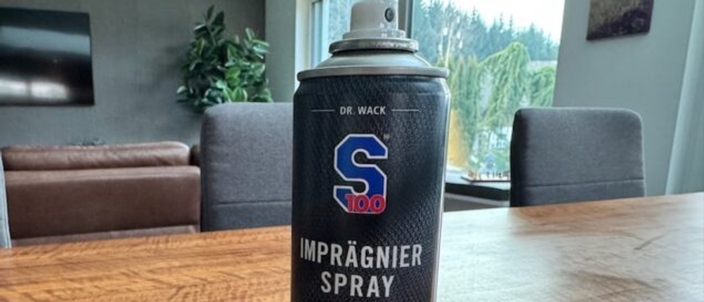Dr. Wack S100 Imprägnier-Spray mit Deckel daneben auf einem Tisch