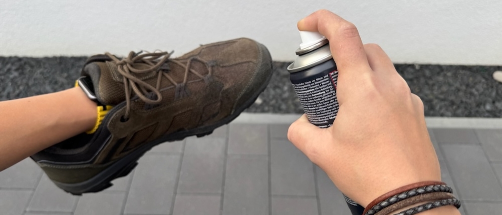 Ein Schuh wird mit dem Dr. Wack S100 Imprägnier-Spray imprägniert