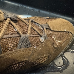 Wassertropfen bleiben auf einem Schuh 