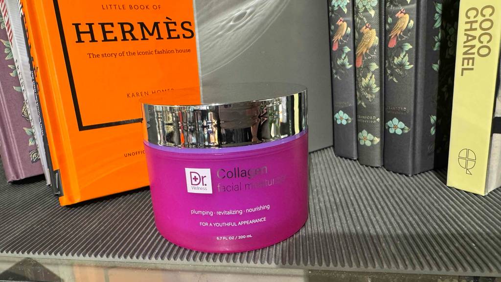 Ein Tiegel getestete Kollagen-Creme steht in einem Bücherregal.