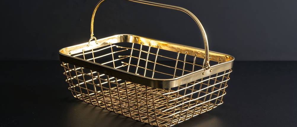 Drahtkorb-Test: goldener Drahtkorb auf schwarzem Tisch