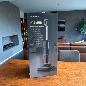 Der Karton vom Dreame H14 Pro steht auf einem Tisch