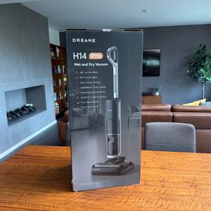 Der Karton vom Dreame H14 Pro steht auf einem Tisch