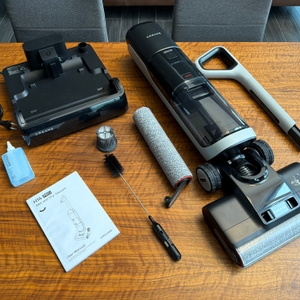 Der Lieferumfang vom Dreame H14 Pro liegt auf einem Tisch