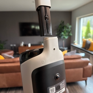 Eine Hand steckt den Griff in den Dreame H14 Pro