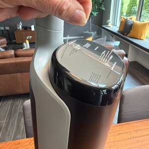 Eine Hand zieht einen Aufkleber vom Dreame H14 Pro