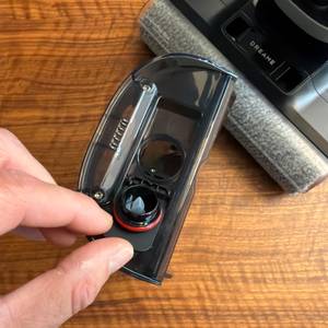 Eine Hand hält einen Behälter vom Dreame H14 Pro fest