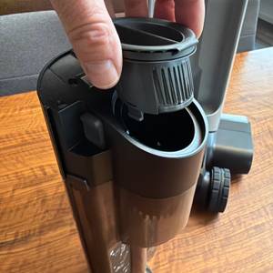 Eine Hand nimmt einen Filter aus dem Dreame H14 Pro