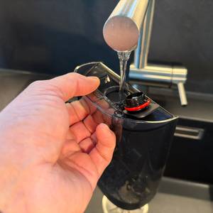 Der Wasserbehälter vom Dreame H14 Pro wird aufgefüllt