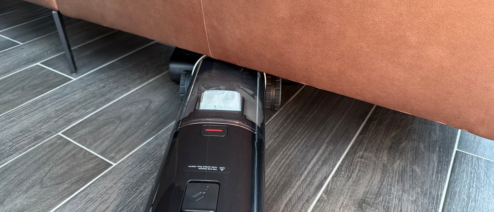 Mit dem Dreame H14 Pro wird unter einer Couch gesaugt