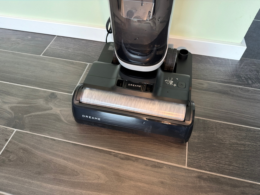 Der Dreame H14 Pro steht in seiner Station