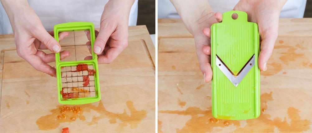 2 grüne Gemüsehobel werden in der Hand gehalten.