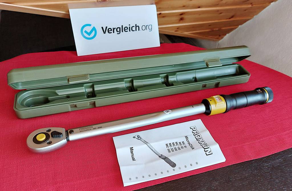 Ein Drehmomentschlüssel von Proxxon mit dem mitgelieferten Zubehör.
