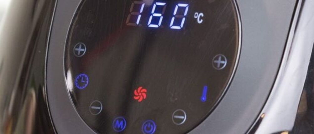 Bei getesteten Heißluftfritteusen kann die Temperatur entweder per Touchdisplay oder per Drehrad reguliert werden.