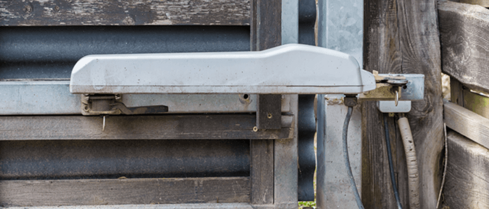 Drehtorantrieb im Test: Ein Drehtorantrieb wird in Nahaufnahme gezeigt.