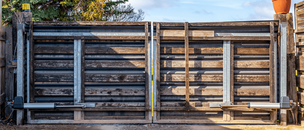Drehtorantrieb im Test: An einem Holztor sind zwei Drehtorantriebe montiert.