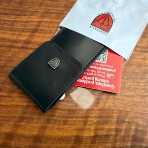 Die Drei-Schwerter-Nagelschere AE 1912 wurde in ihrer Hülle aus der Verpackung gezogen.