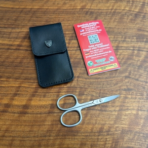 Der Lieferumfang der Drei-Schwerter-Nagelschere AE 1912 liegt auf einem Tisch.