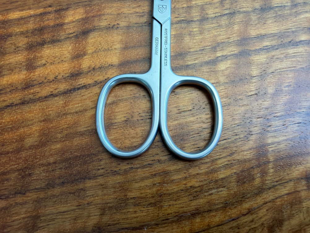 Die Löcher für Finger an der Drei-Schwerter-Nagelschere AE 1912