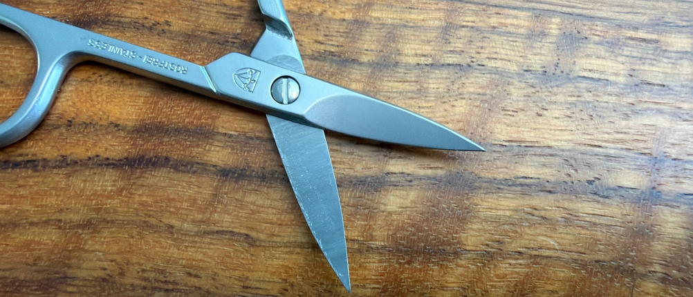 Die Spitze der Drei-Schwerter-Nagelschere AE 1912 in Nahaufnahme.