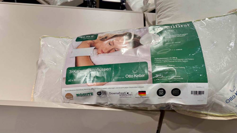 Auf einer hellen Fläche liegt das Dreikammer-Kopfkissen im Test verpackt.