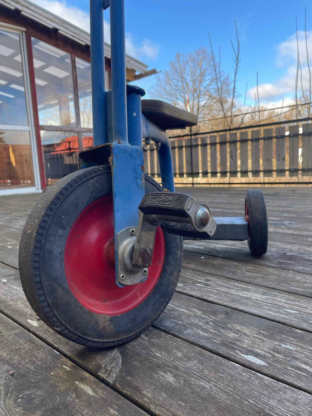 Dreirad im Test: Nahaufnahme des Vorderrades mit Pedal.