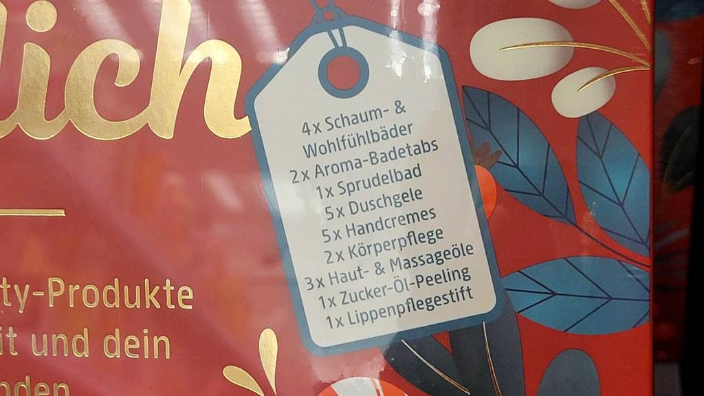 Frauen-Adventskalender im Test: Detailansicht der Verpackung inklusive aufgedruckter Liste der im Kalender befindlichen Kosmetikprodukte.