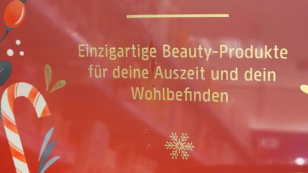 Detailansicht der Aufschrift bezüglich der Beauty-Produkte, die sich im getesteten Adventskalender für Frauen befinden.