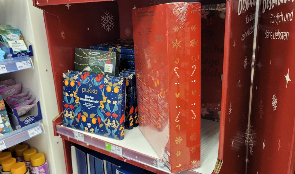 In einem Verkaufsregal stehen mehrere Frauen-Adventskalender im Test.