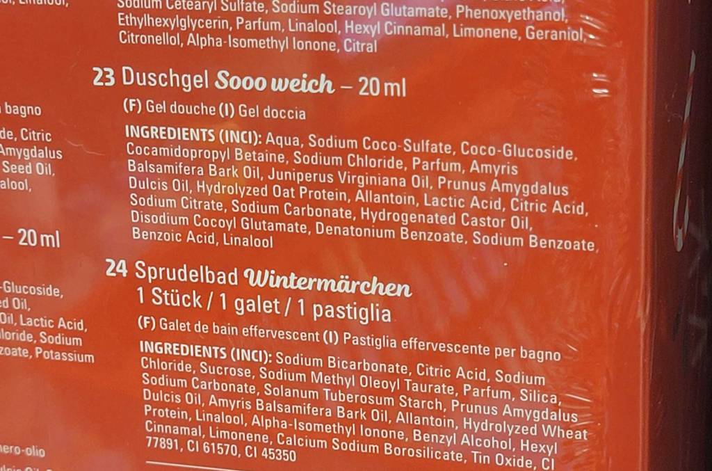 Frauen-Adventskalender-Test: Nahansicht der Produktbeschreibung auf der roten Verpackung.
