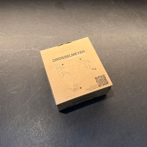 Der Karton vom Drosselmeyer-Nussknacker ‎DR03 liegt auf einer Arbeitsplatte