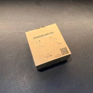 Der Karton vom Drosselmeyer-Nussknacker ‎DR03 liegt auf einer Arbeitsplatte