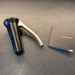 Der Drosselmeyer-Nussknacker ‎DR03 liegt neben seiner Anleitung