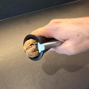 Eine Nuss wird im Drosselmeyer-Nussknacker ‎DR03 geknackt