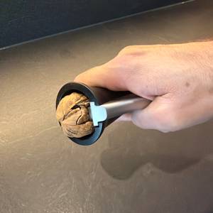 Eine Nuss wird im Drosselmeyer-Nussknacker ‎DR03 geknackt