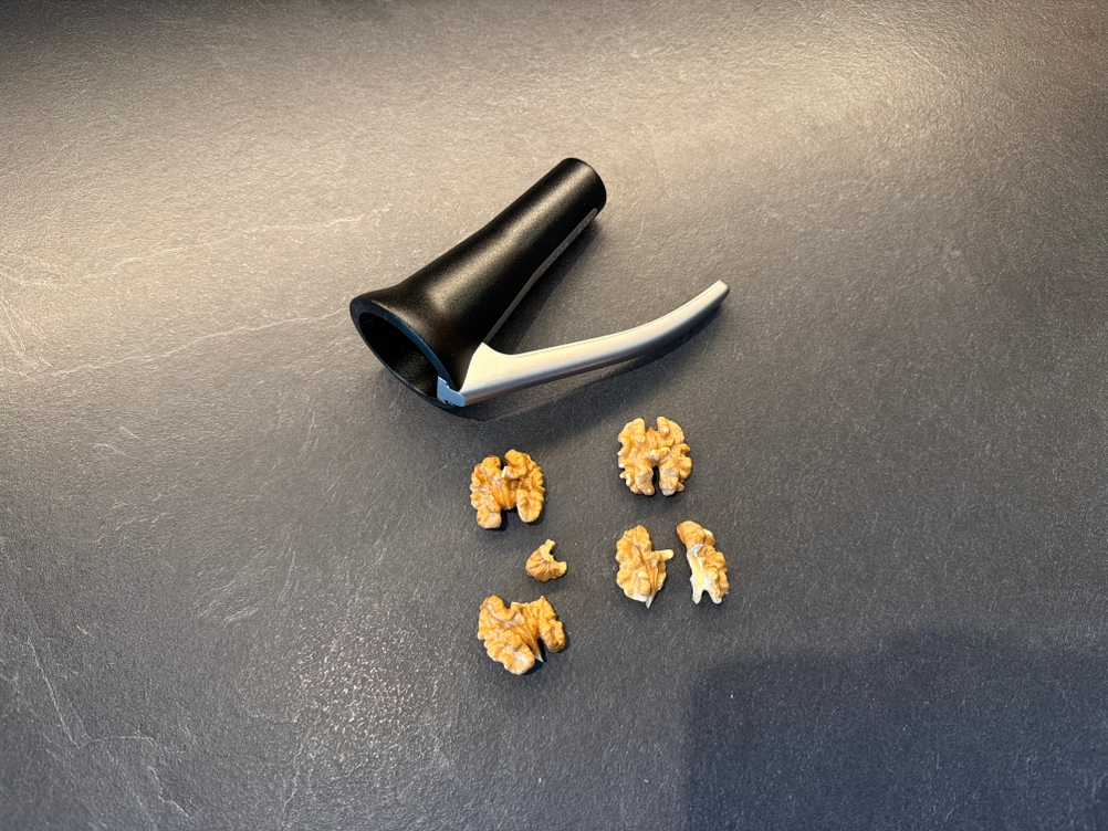 Walnusskerne liegen neben dem Drosselmeyer-Nussknacker ‎DR03