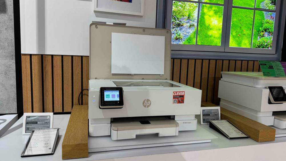 Drucker bis 150 Euro-Test: Ein Gerät mit geöffneter Klappe von vorne.